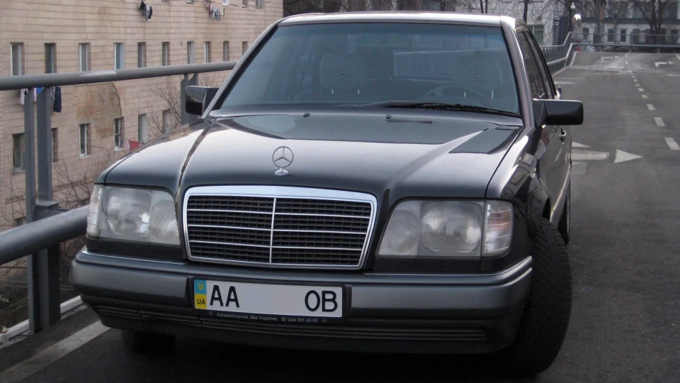 Mercedes-Benz E-Class Blauschwarz metallic 2