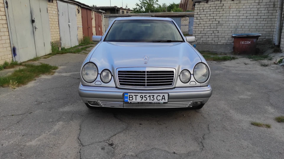 Mercedes-Benz E-Class Brillantsilber Elegance