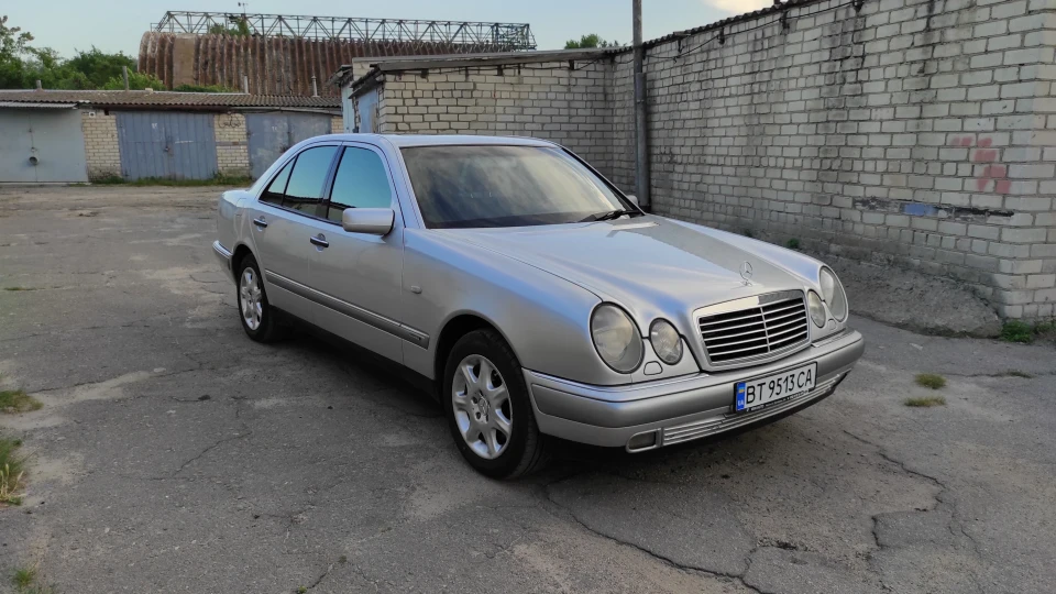 Mercedes-Benz E-Class Brillantsilber Elegance 2