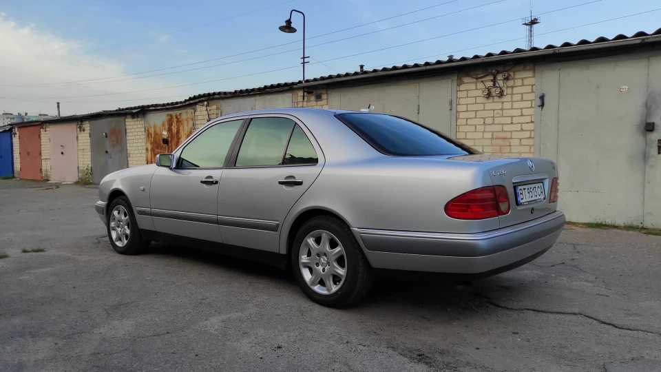 Mercedes-Benz E-Class Brillantsilber Elegance 3