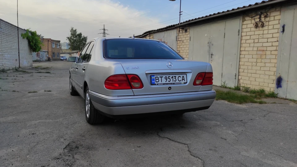 Mercedes-Benz E-Class Brillantsilber Elegance 4
