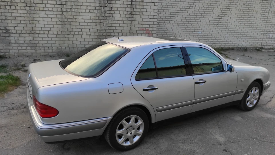 Mercedes-Benz E-Class Brillantsilber Elegance 5