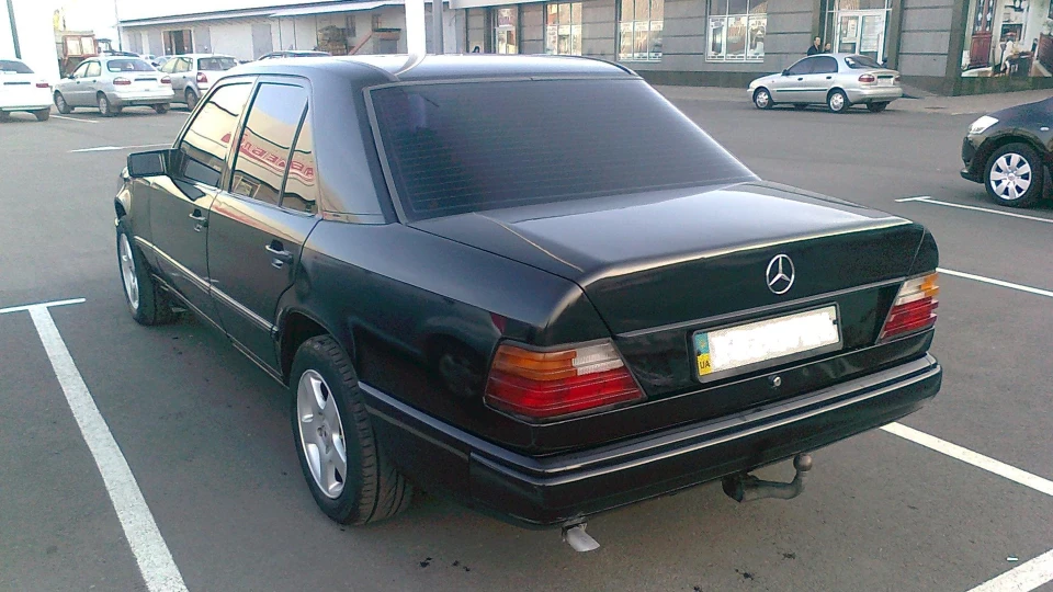 Mercedes-Benz E-Class Чорний 3