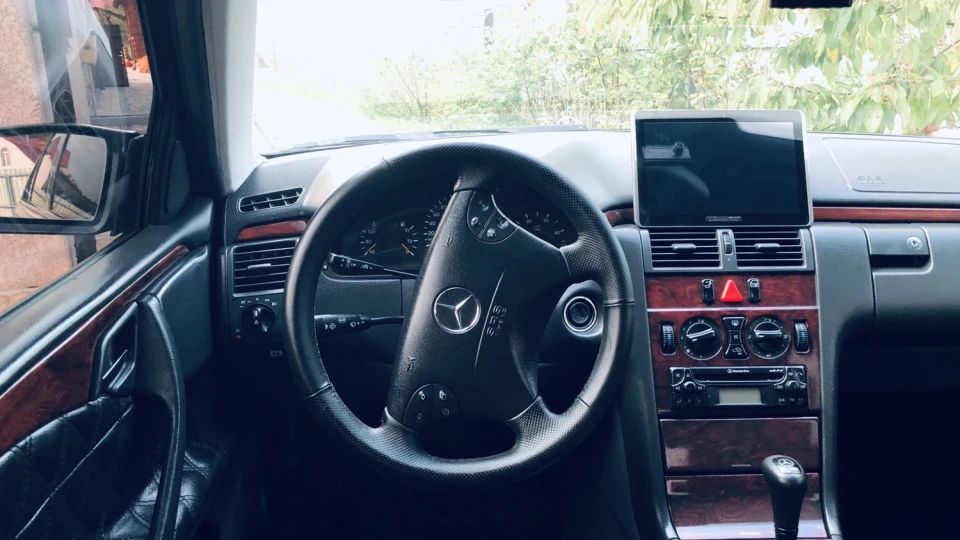 Mercedes-Benz E-Class Classic 2