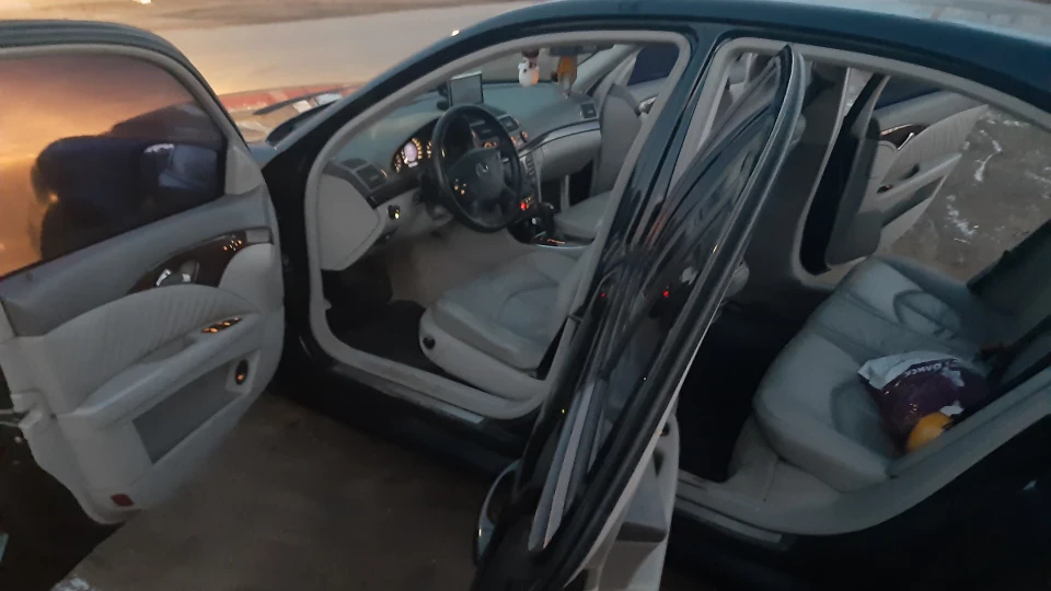 Mercedes-Benz E-Class Чорний мурзик 2.6 4