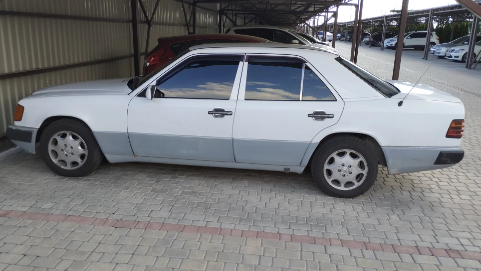 Mercedes-Benz E-Class Даймлер 4