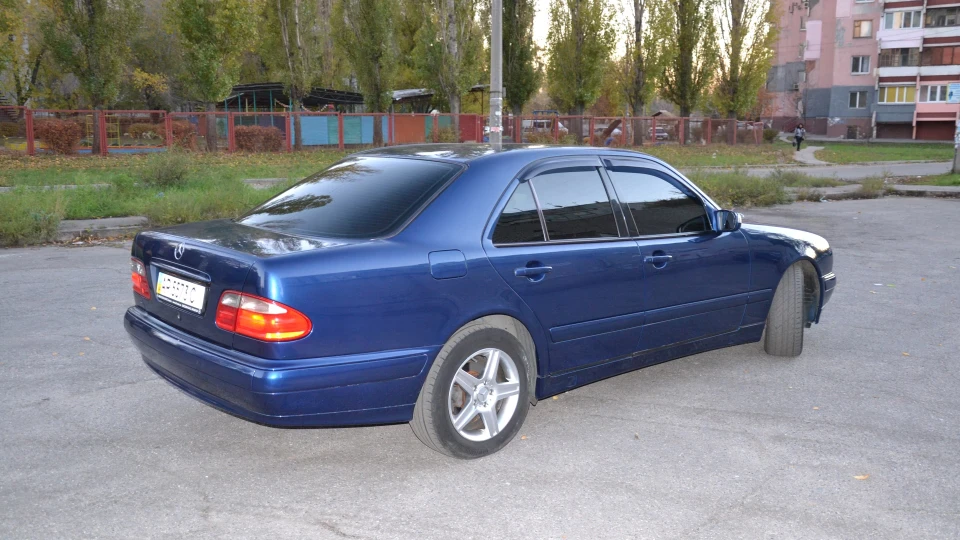 Mercedes-Benz E-Class E 200 2