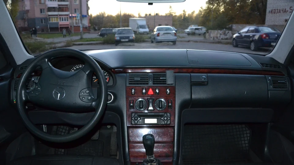 Mercedes-Benz E-Class E 200 4