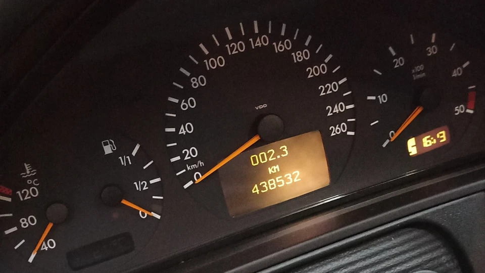 Mercedes-Benz E-Class E200 CDI 3