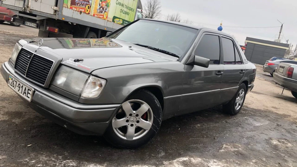 Mercedes-Benz E-Class E200 W124 2