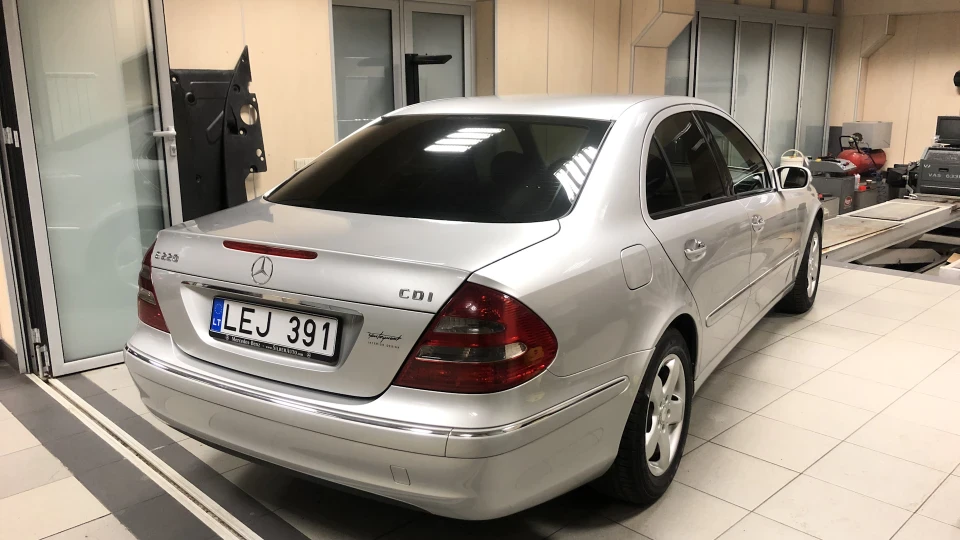 Mercedes-Benz E-Class E220 трактор