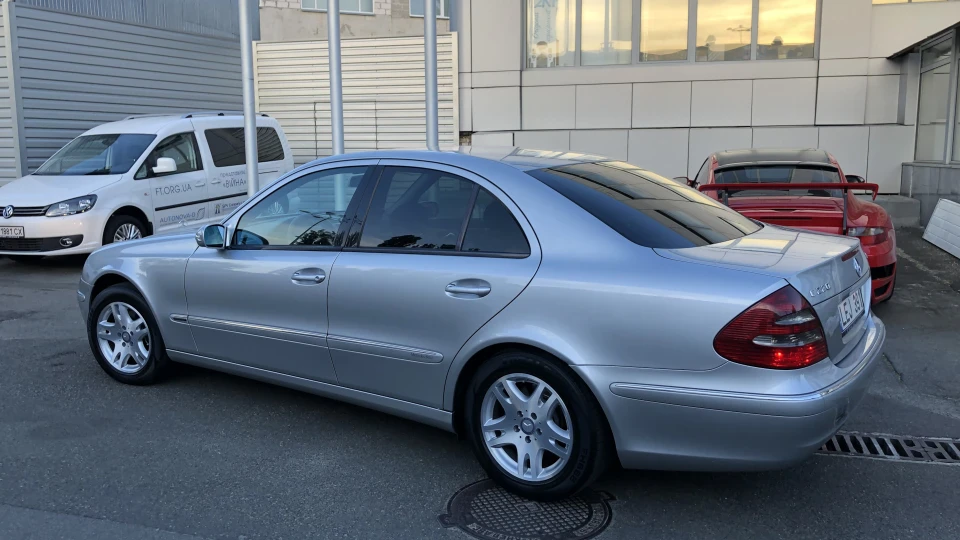 Mercedes-Benz E-Class E220 трактор 3