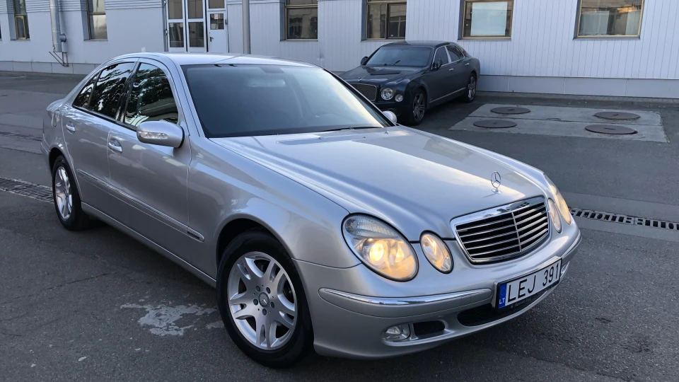 Mercedes-Benz E-Class E220 трактор 4