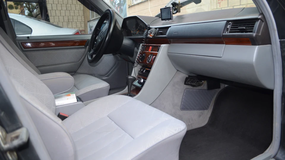 Mercedes-Benz E-Class E220 4