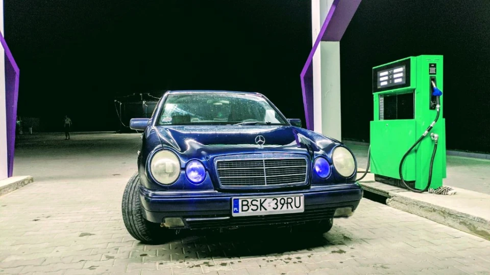 Mercedes-Benz E-Class E220D 3