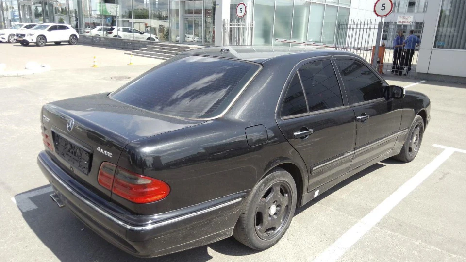 Mercedes-Benz E-Class E320 4MATIC Avantgarde 5