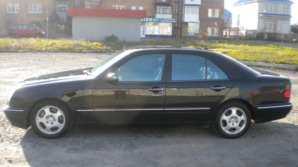 Mercedes-Benz E-Class E320 Avantgarde 4