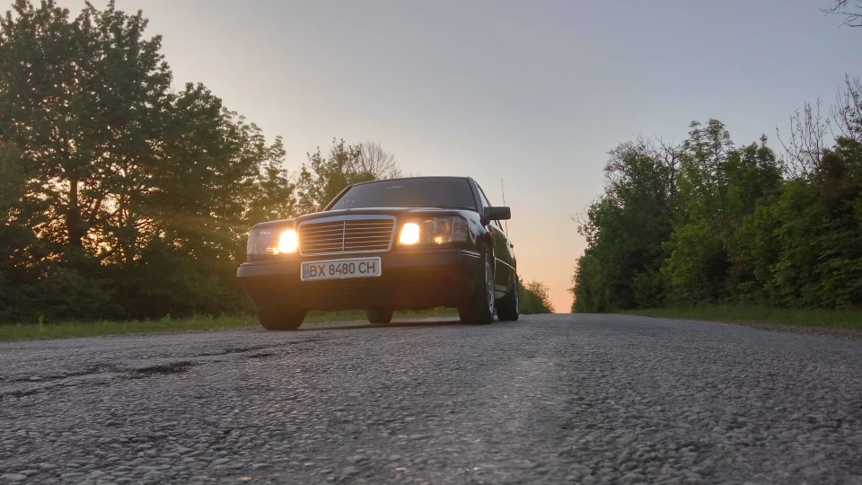 Mercedes-Benz E-Class E320 Azuritblau 3