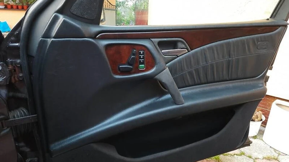 Mercedes-Benz E-Class Е320 3