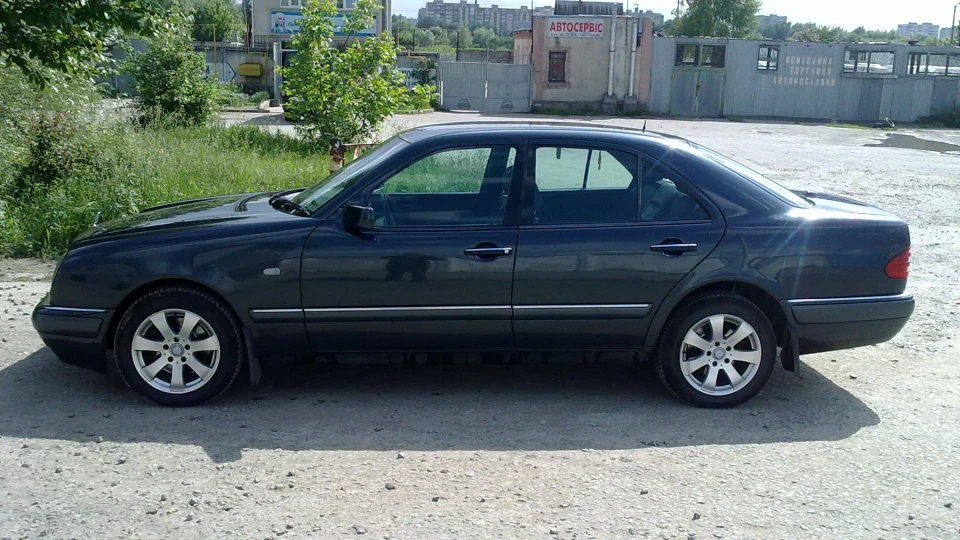 Mercedes-Benz E-Class E320