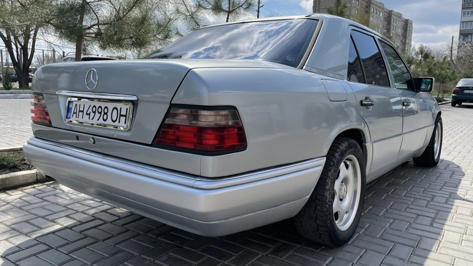 Mercedes-Benz E-Class E420 Диван на V8 2