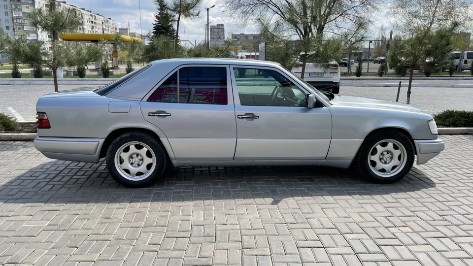 Mercedes-Benz E-Class E420 Диван на V8 3
