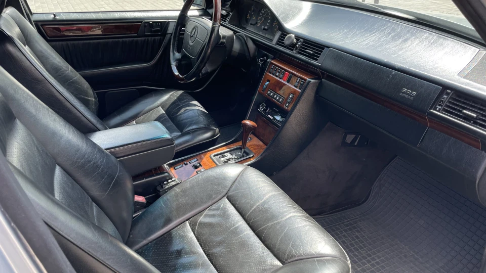 Mercedes-Benz E-Class E420 Диван на V8 4