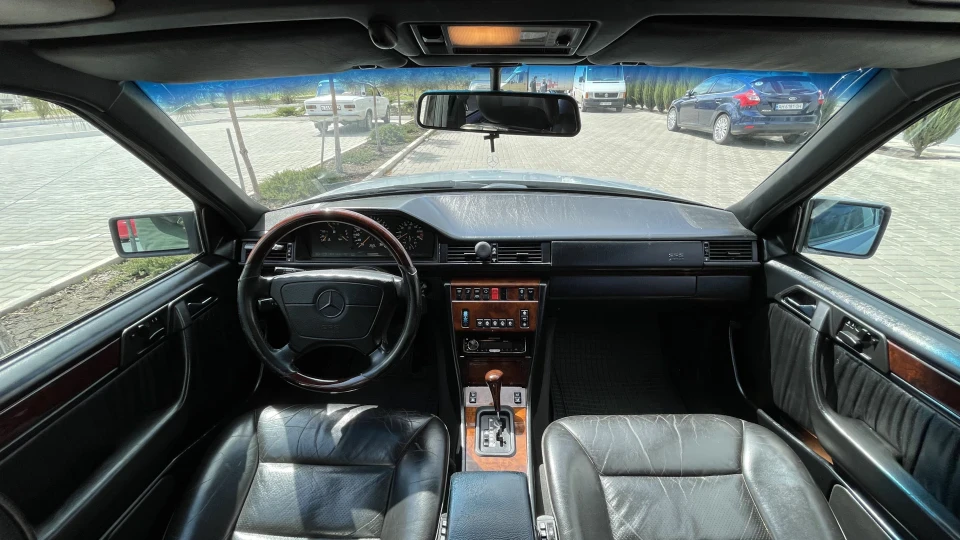 Mercedes-Benz E-Class E420 Диван на V8 5