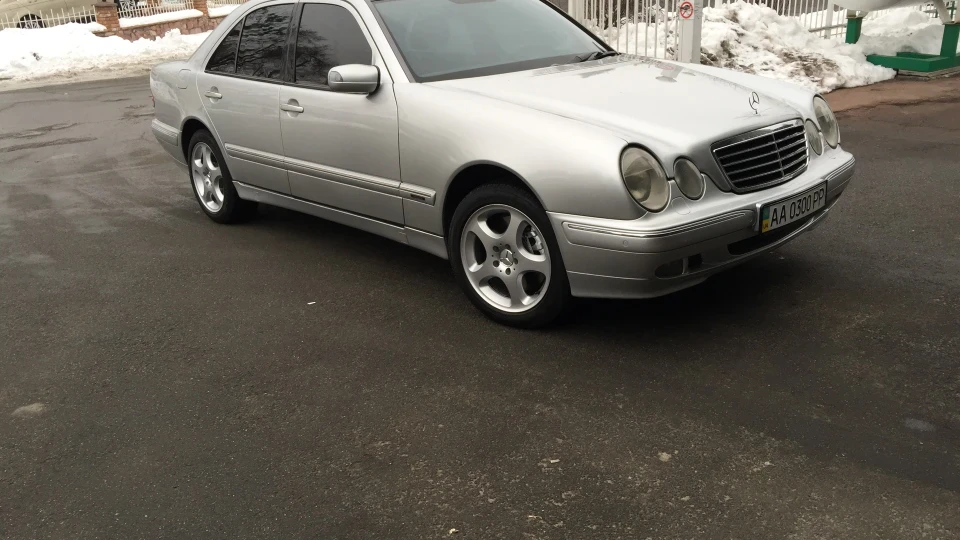 Mercedes-Benz E-Class E430 4 Matic 3