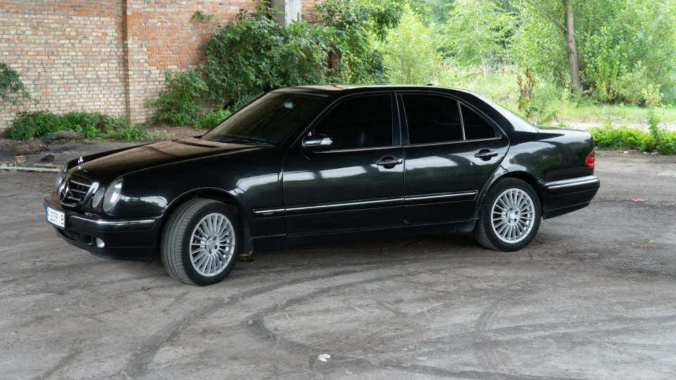 Mercedes-Benz E-Class E430 4MATIC Avantgard 2