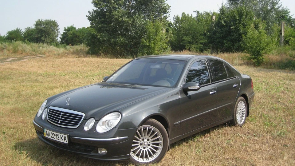 Mercedes-Benz E-Class e500 4Matic 3