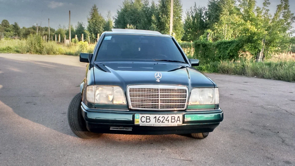 Mercedes-Benz E-Class красень 2