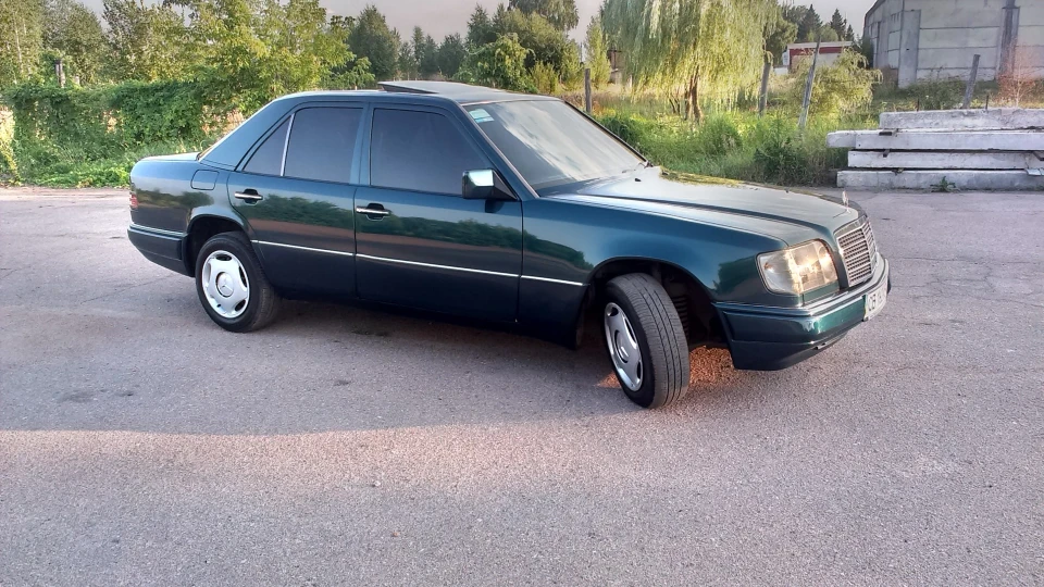 Mercedes-Benz E-Class красень 3