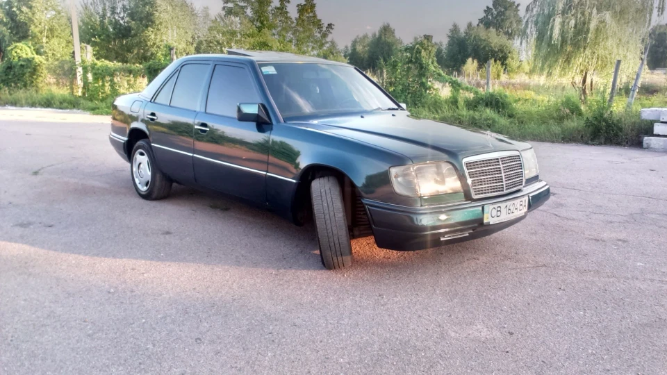 Mercedes-Benz E-Class красень 4