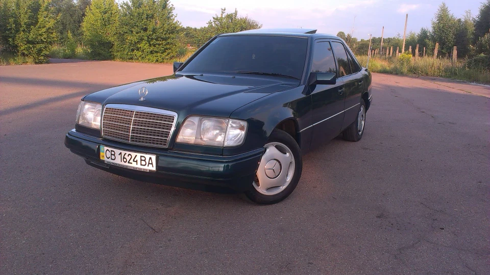 Mercedes-Benz E-Class красень 5
