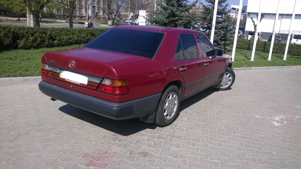 Mercedes-Benz E-Class Кривава Мері '87