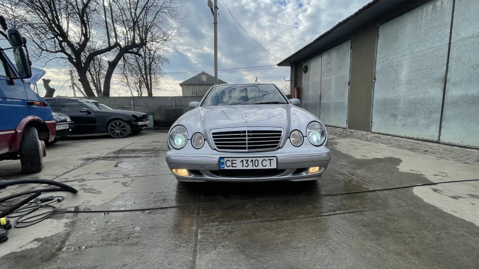 Mercedes-Benz E-Class Лупарік