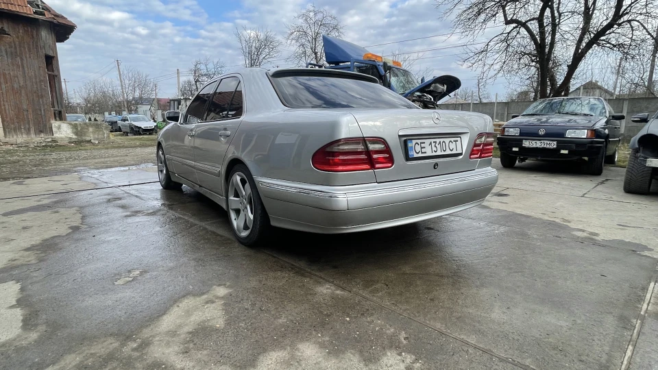 Mercedes-Benz E-Class Лупарік 2