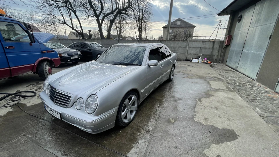 Mercedes-Benz E-Class Лупарік 4