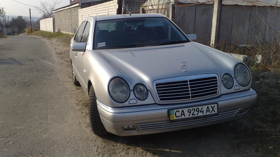 Mercedes-Benz E-Class лупатий у сріблі