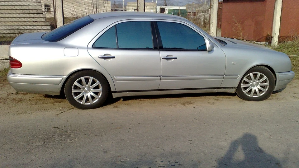 Mercedes-Benz E-Class лупатий у сріблі 2
