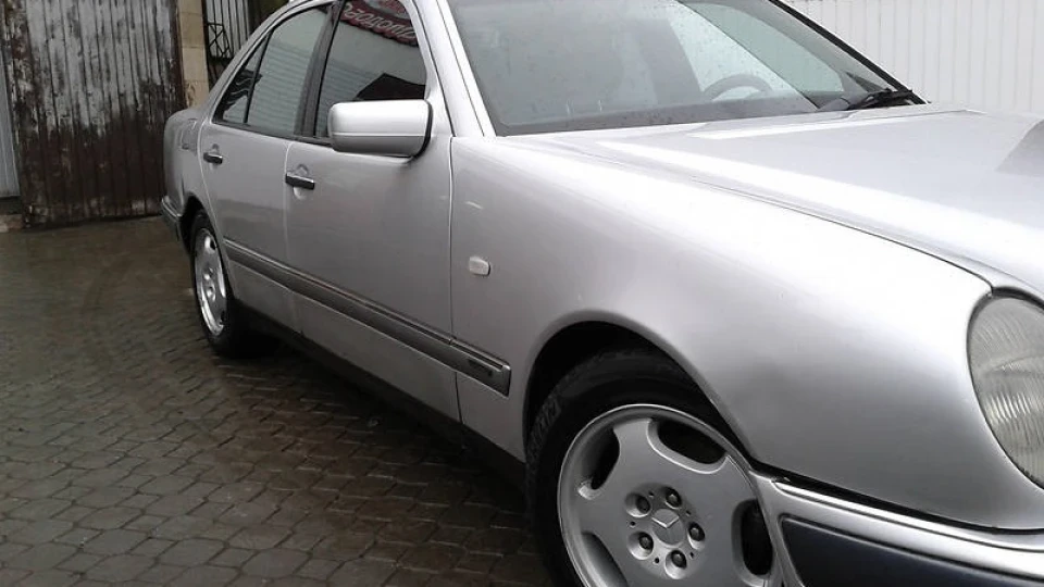 Mercedes-Benz E-Class Лупаздрік 4