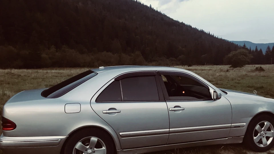 Mercedes-Benz E-Class лупоглазік)