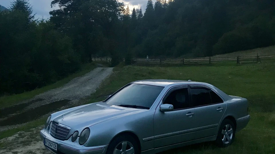 Mercedes-Benz E-Class лупоглазік) 2
