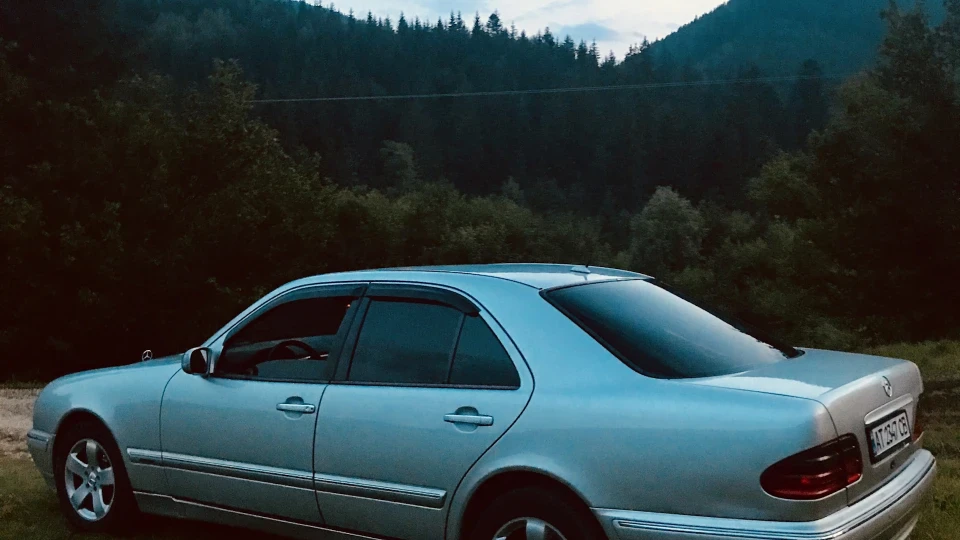 Mercedes-Benz E-Class лупоглазік) 3