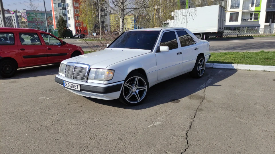 Mercedes-Benz E-Class мер 2