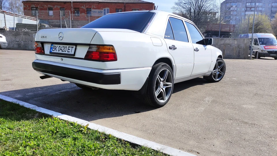 Mercedes-Benz E-Class мер 3