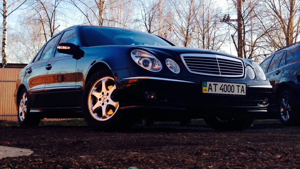Mercedes-Benz E-Class mercedes-benz e-320 2