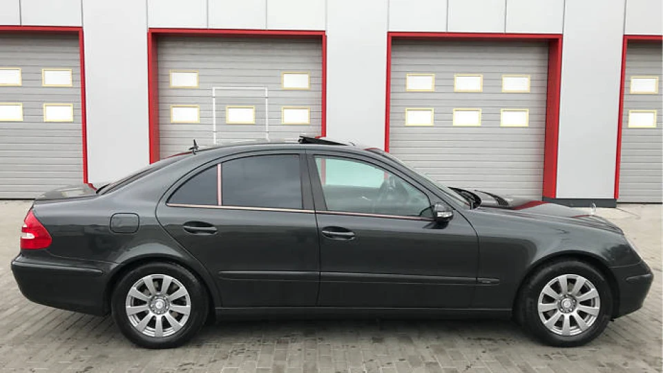 Mercedes-Benz E-Class мокрий асфальт 2