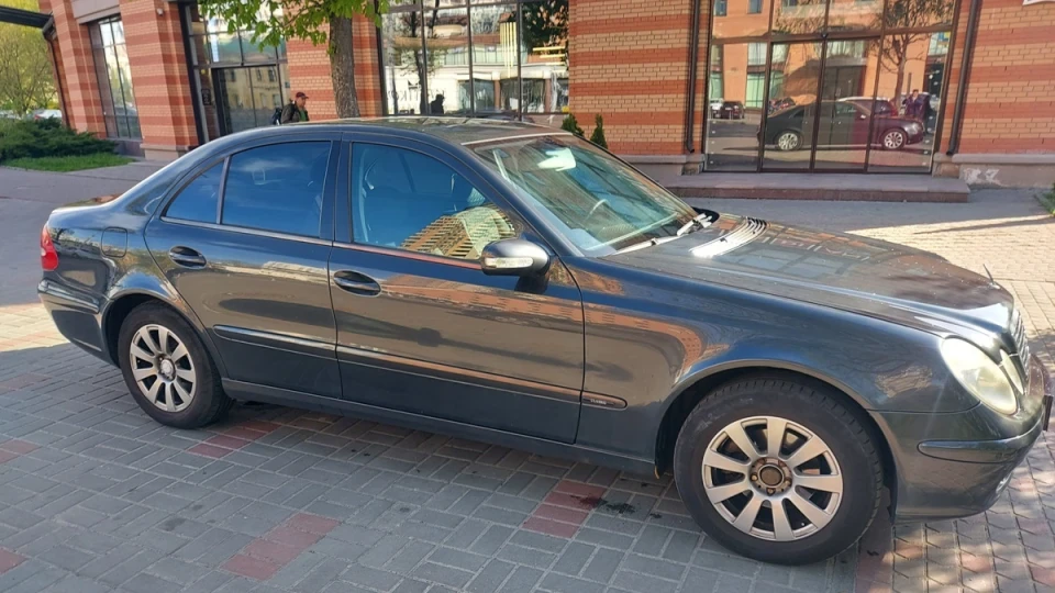 Mercedes-Benz E-Class мокрий асфальт 3